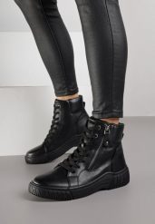 Czarne Sportowe Botki ze Sznurowaną Cholewką i Ozdobnym Suwakiem Ezilare. Czarne botki Born2be, z dzianiny, bez zapięcia. Za 129.99 zł.