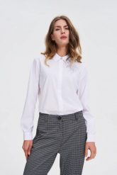 Koszula z kołnierzykiem biała. Białe koszule MOODO, l, bez wzorów, z bawełny, bez kołnierzyka, bez ramiączek. Za 139.99 zł.