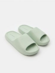Klapki - zielony. Zielone klapki Sinsay, bez wzorów, bez obcasa. Za 29.99 zł.