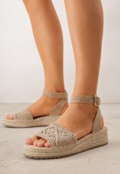 Ciemnobeżowe Sandały VICES na Koturnie z Plecionką w Stylu Boho Petrallea. Brązowe sandały Renee, bez wzorów, boho, bez obcasa, na koturnie, bez zapięcia. Za 99.99 zł.