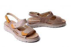 Suave 710134-08 Beżowy, sandały damskie. Brązowe sandały Suave, bez wzorów, ze skóry, bez obcasa, na koturnie, bez zapięcia. Za 334.90 zł.