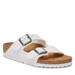 Klapki Birkenstock. Białe klapki Birkenstock, bez wzorów, bez obcasa. Za 289.99 zł.