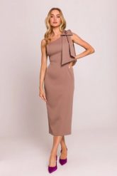 Elegancka sukienka ołówkowa na jedno ramię z kokardą mokka. Brązowe sukienki MOE, na imprezę, l, bez wzorów, z elastanu, eleganckie, z asymetrycznym kołnierzem, bez ramiączek, midi, asymetryczne. Za 409.00 zł.