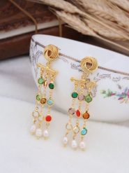 L'Atelier de Gaia Pozłacane kolczyki-wkrętki z kryształami i perłami rozmiar: onesize. Białe kolczyki L'Atelier de Gaia, z kryształem, pozłacane. Za 69.99 zł.