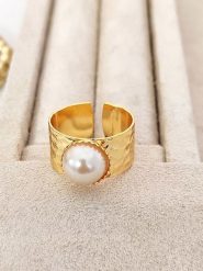 Nakkash Pozłacany pierścionek z syntetycznymi perłami ozdobnymi rozmiar: onesize. Białe pierścionki Nakkash, z perłą, pozłacane. Za 48.05 zł.