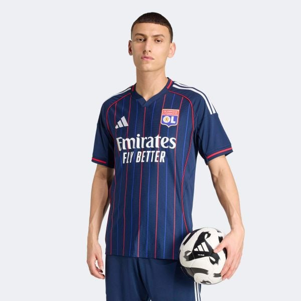 Oficjalna koszulka piłkarska ADIDAS Olympique Lyonnais 25/26 wyjazdowa. Bluzki Adidas, l, bez wzorów, sportowe, bez kołnierzyka, bez ramiączek. Za 439.99 zł.