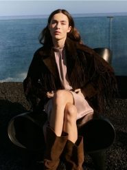 Zamszowy płaszcz z frędzlami - ciemnobrązowy. Brązowe płaszcze Reserved, l, bez wzorów, ze skóry, bez kaptura. Za 999.99 zł.