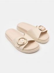 Klapki z szerokim paskiem i ozdobną klamrą z imitacji skóry - kremowy. Białe klapki Sinsay, bez wzorów, ze skóry, bez obcasa. Za 49.99 zł.