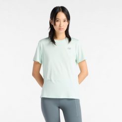 Koszulka damska New Balance WT41222COJ – miętowa. Zielone bluzki New Balance, xs, bez wzorów, z materiału, eleganckie, bez kołnierzyka, bez ramiączek. Za 149.99 zł.