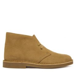 Trzewiki Clarks. Brązowe botki Clarks, bez wzorów, bez obcasa, na płaskiej podeszwie, bez zapięcia. Za 609.99 zł.