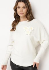 Biały Sweter z Wiskozą o Nietoperzowym Kroju z Aplikacją z Kwiatami Evandora. Białe swetry Born2be, z aplikacjami, z jeansu, bez ramiączek. Za 84.99 zł.