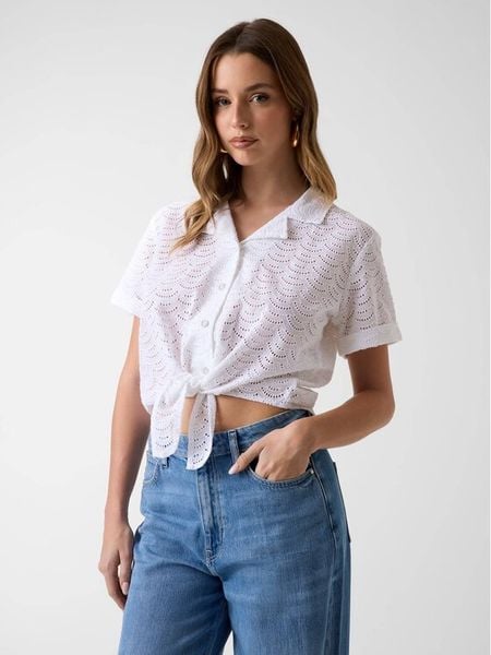 Guess Koszula W6GH48 W1881 Biały Classic Fit. Białe koszule Guess, m, z aplikacjami, z bawełny, bez kołnierzyka, bez ramiączek. Za 282.99 zł.