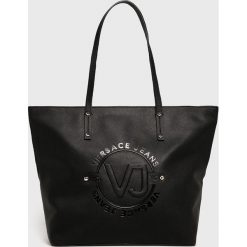 Versace Jeans - Torebka. Czarne torby na ramię Versace Jeans, bez wzorów, z jeansu, casualowe, na ramię, duże, bez dodatków. W wyprzedaży za 399.90 zł.