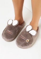 Ciemnobeżowe Pluszowe Kapcie z Królikiem Riui. Brązowe obuwie domowe Born2be, z aplikacjami, z futra, z okrągłym noskiem, bez zapięcia. Za 39.99 zł.
