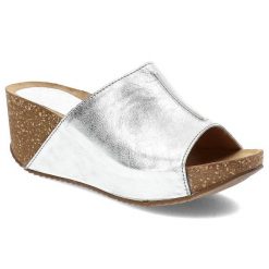 Srebrne Klapki Simen Wygodne Skórzane Buty Na Koturnie. Szare klapki Simen, z aplikacjami, bez obcasa, na koturnie. Za 249.00 zł.