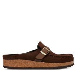 Klapki Birkenstock. Brązowe klapki Birkenstock, bez wzorów, bez obcasa. Za 719.99 zł.