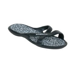 Klapki basenowe damskie Nabaiji 500 Lea. Białe klapki NABAIJI, bez wzorów, z kauczuku, bez obcasa. W wyprzedaży za 49.99 zł.