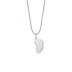 Naszyjnik z posrebrzaną stópką na cienkim lawendowym sznurku. Fioletowe naszyjniki Lilou, posrebrzane. Za 149.00 zł.