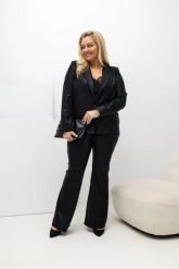 Czarny komplet Marcelle – elegancka marynarka i spodnie dzwony z delikatnym flokiem PLUS SIZE XXL OVERSIZE WIOSNA. Czarne marynarki i żakiety Moda Size Plus Iwanek, plus size, bez wzorów, z jeansu, biznesowe. Za 379.90 zł.