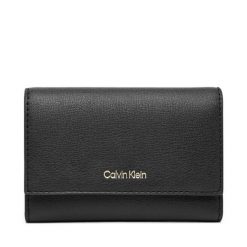Portfel damski Calvin Klein. Czarne portfele Calvin Klein, bez wzorów. Za 259.99 zł.