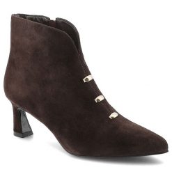 Botki damskie D&A by S.Barski o eleganckim fasonie z zamszową cholewką subtelnymi metalowymi detalami i smukłym obcasem typu szpilka czekoladowe, CR6. Brązowe botki S.BARSKI, na jesień, bez wzorów, z zamszu, bez obcasa, na obcasie, bez zapięcia. Za 339.00 zł.