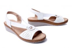 COMFORTABEL 710171-03 weiss, sandały damskie. Białe sandały Comfortabel, bez wzorów, z gumy, bez obcasa, na koturnie, bez zapięcia. Za 284.90 zł.