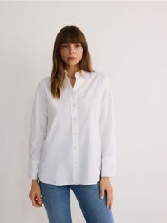 Bawełniana koszula - złamana biel. Koszule Reserved, l, bez wzorów, z bawełny, bez kołnierzyka, bez ramiączek. W wyprzedaży za 59.99 zł.