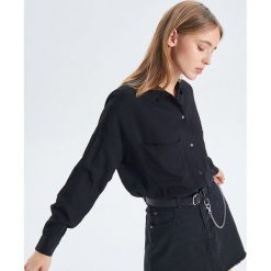 Gładka koszula z kieszeniami - Czarny. Koszule Cropp. W wyprzedaży za 39.99 zł.