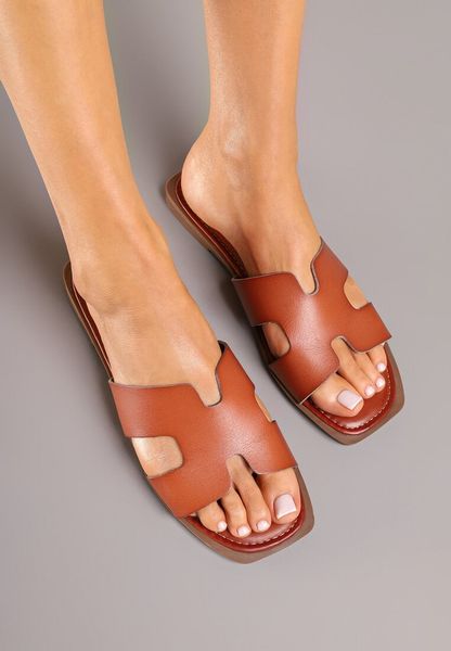 Brązowe Casualowe Klapki z Geometryczną Cholewką Sallasena. Brązowe klapki Renee, z aplikacjami, z jeansu, bez obcasa, na płaskiej podeszwie. Za 79.99 zł.