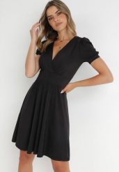 Czarna Sukienka Coryle. Czarne sukienki Born2be, na wesele, m, bez wzorów, z dzianiny, bez kołnierzyka, bez ramiączek, mini, kopertowe. Za 129.99 zł.