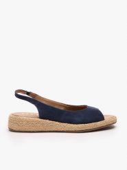 Granatowe wsuwane sandały. Niebieskie sandały Ryłko, bez wzorów, ze skóry, eleganckie, z okrągłym noskiem, bez obcasa, na koturnie, bez zapięcia. Za 379.99 zł.