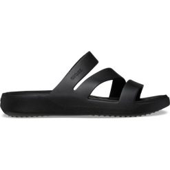 Klapki plażowe damskie Crocs Getaway Strappy. Czarne klapki Crocs, bez wzorów, bez obcasa. W wyprzedaży za 159.00 zł.