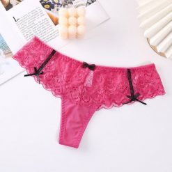 Stringi koronkowe z kokardkami eleganckie Destini. Białe stringi Intica, bez wzorów, z koronki. W wyprzedaży za 59.00 zł.