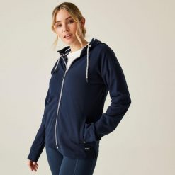 Bluza turystyczna damska Bayletta z kapturem. Czerwone bluzy Regatta, bez wzorów, z kapturem. W wyprzedaży za 229.99 zł.