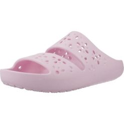 Sandały CROCS CLASSIC FLORAL CUT OUT SAND Rose. Czerwone sandały Crocs, bez wzorów, z gumy, sportowe, bez obcasa, bez zapięcia. Za 179.00 zł.