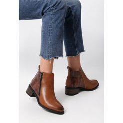 Camelowe Botki Anaya. Botki Born2be, bez wzorów, z jeansu, z okrągłym noskiem, za kostkę, bez obcasa, na płaskiej podeszwie, bez zapięcia. Za 109.99 zł.