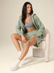 4F Spodenki dresowe damskie - zielone L. Zielone szorty 4f, bez wzorów, z dresówki, z podwyższonym stanem. Za 79.99 zł.