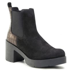 Botki Lasocki. Czarne botki Lasocki, bez wzorów, bez obcasa, na słupku, bez zapięcia. Za 111.99 zł.