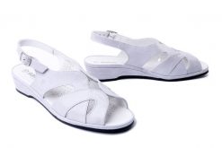 SUAVE 710112-91 ivory, sandały damskie. Szare sandały Suave, bez wzorów, ze skóry, bez obcasa, na koturnie, bez zapięcia. Za 281.18 zł.
