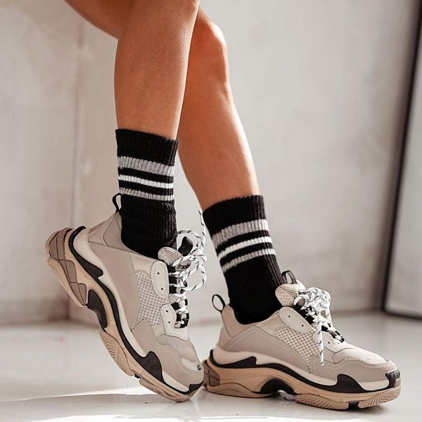 Czarne skarpetki damskie prążek 741. Czarne skarpety Milena, bez wzorów, z bawełny. Za 17.90 zł.