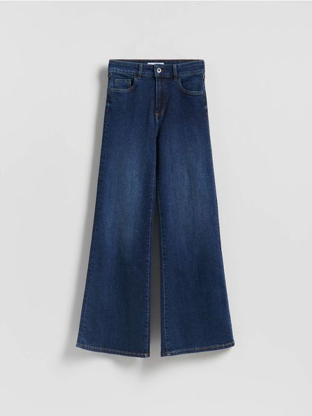 Jeansy flare z wysokim stanem - granatowy. Niebieskie jeansy Reserved, bez wzorów, z podwyższonym stanem. Za 139.99 zł.