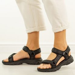 Czarne lekkie sandały damskie Filippo Ds7032/26. Czarne sandały Filippo, bez wzorów, z materiału, klasyczne, bez obcasa, na płaskiej podeszwie, bez zapięcia. Za 149.00 zł.