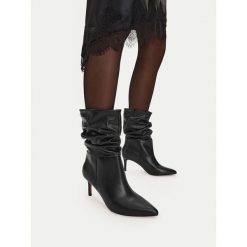 Botki Nine West. Czarne botki Nine West, bez wzorów, bez obcasa, na szpilce, bez zapięcia. Za 299.99 zł.