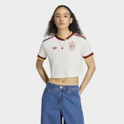 Koszulka wyjazdowa Hiszpania 26 Cropped. Białe bluzki Adidas, bez wzorów, sportowe, bez kołnierzyka, bez ramiączek. Za 439.00 zł.