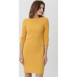 Żółta Sukienka Yvette. Żółte sukienki Born2be, na imprezę, na jesień, l, bez wzorów, z dzianiny, bez kołnierzyka, bez ramiączek, midi, dopasowane. Za 69.99 zł.