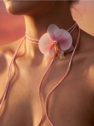 Wiązany materiałowy naszyjnik z kwiatem - wielobarwny. Naszyjniki Sinsay. Za 12.99 zł.