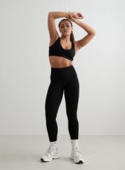 Damskie legginsy invisible scrunch, squat proof Shape Seamless czarne. Czarne legginsy AIM'N, m, bez wzorów, z dzianiny, z podwyższonym stanem. Za 297.00 zł.