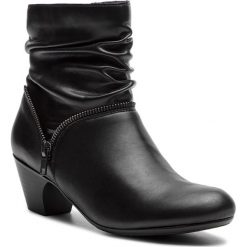 Botki RIEKER - 70563-01 Schwarz. Czarne botki Rieker, z aplikacjami, z futra, bez obcasa, na obcasie, bez zapięcia. W wyprzedaży za 209.00 zł.