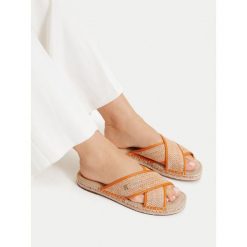 Klapki Tommy Hilfiger. Brązowe klapki TOMMY HILFIGER, bez wzorów, bez obcasa. Za 241.99 zł.