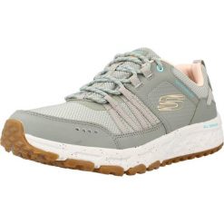 Kapcie SKECHERS ESCAPE PLAN Zielony. Zielone obuwie domowe Skechers, bez wzorów, ze skóry, bez zapięcia. Za 349.99 zł.